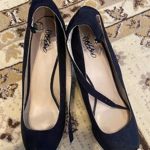 Black and gold wedges